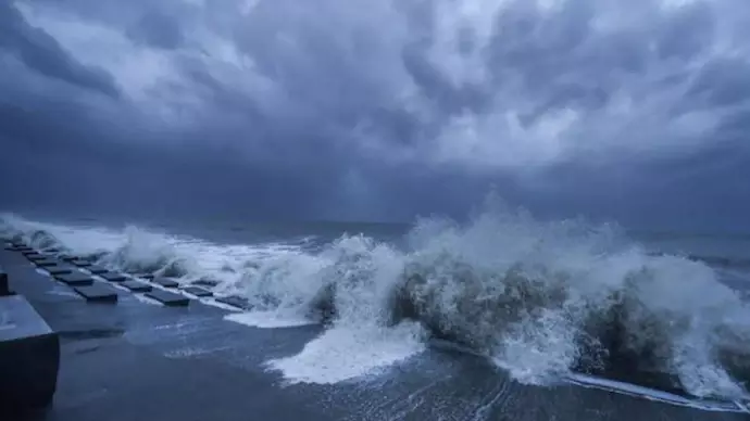 മാൻഡസ് ചുഴലിക്കാറ്റ് നാളെ പുലർച്ചയോടെ തമിഴ്‌നാട് തീരം തൊടും; 13 ജില്ലകളിൽ റെഡ് അലർട്ട്