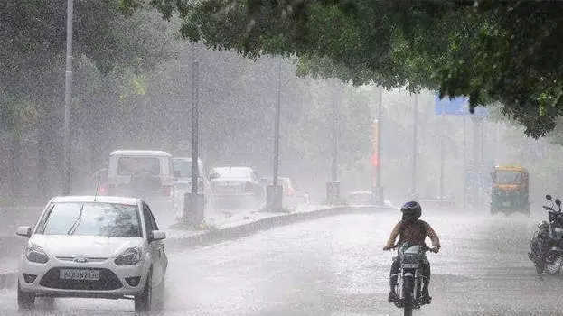 കേരളത്തിൽ 3 ജില്ലകളിൽ ഇടിമിന്നലോട് കൂടിയ മഴയ്ക്ക് സാധ്യത; ജാഗ്രതാ നിർദ്ദേശം