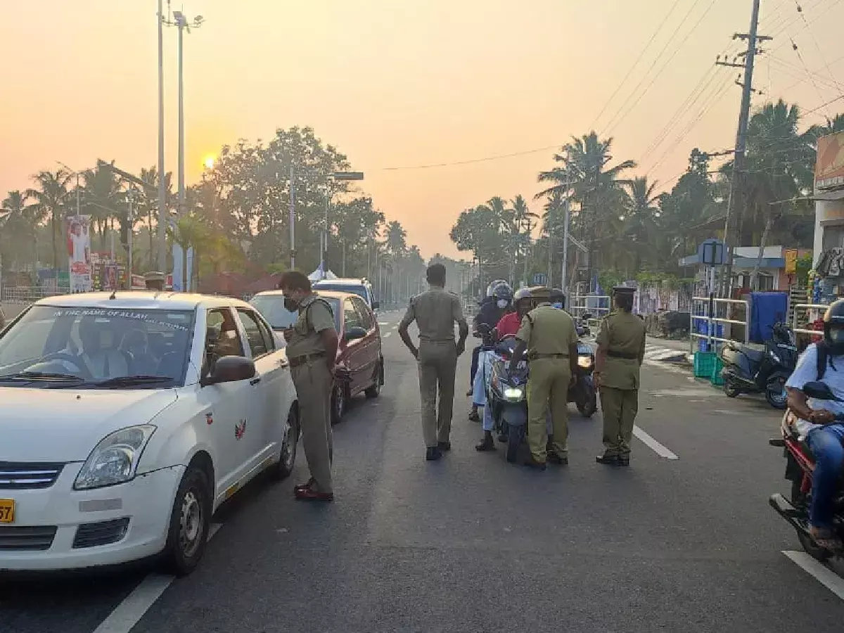 സര്‍ക്കാരിന് രണ്ടാം വാര്‍ഷികം, സെക്രട്ടേറിയറ്റ് വളഞ്ഞ്‌ പ്രതിപക്ഷം