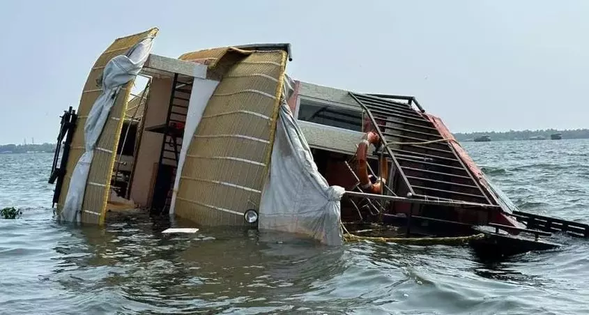 വേമ്പനാട്ട് കായലില്‍ ഹൗസ് ബോട്ട് മുങ്ങി; യാത്രക്കാരെ രക്ഷപ്പെടുത്തി