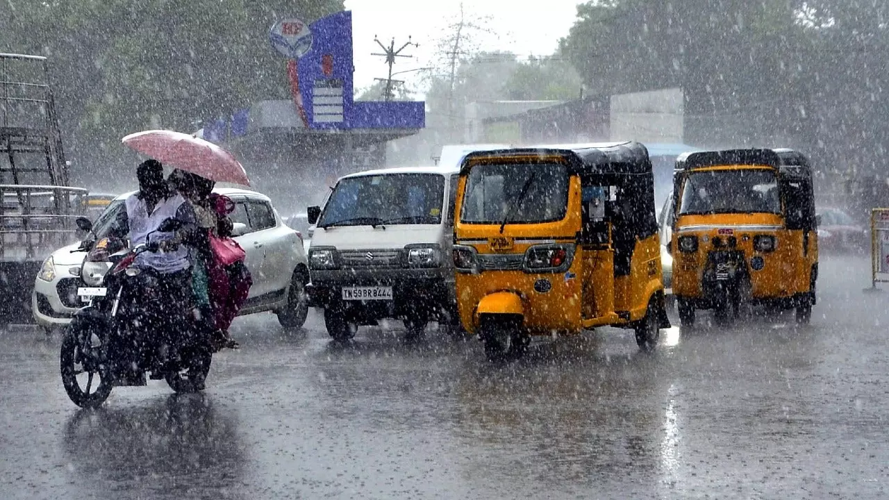 ചെന്നൈയിൽ കനത്ത മഴ: സ്‌കൂളുകൾക്ക് അവധി,  പലയിടങ്ങളിലും വെള്ളക്കെട്ട്