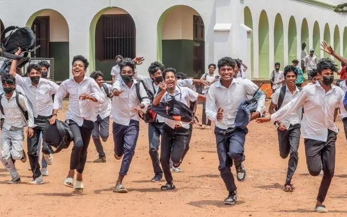 ടീച്ചർ എന്ന് പൊതു അഭിസംബോധന വേണ്ട; ബാലാവകാശ കമ്മിഷൻ നിർദേശം നടപ്പാക്കില്ല