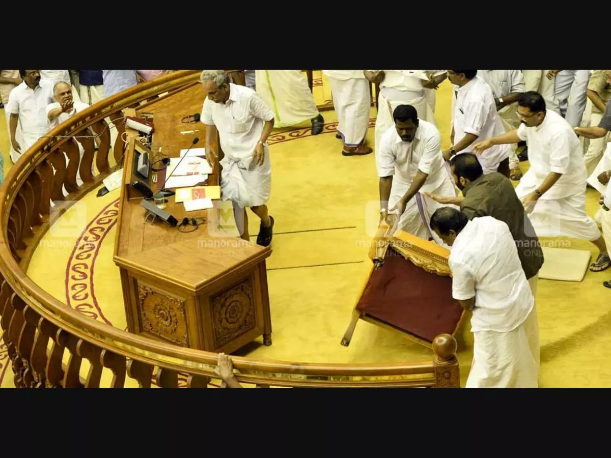 നിയമസഭ കയ്യാങ്കളിക്കിടെ ഇടത് വനിതാ എംഎൽഎമാരെ ആക്രമിച്ചതിൽ പ്രത്യേക എഫ്ഐആർ റജിസ്റ്റർ ചെയ്യും