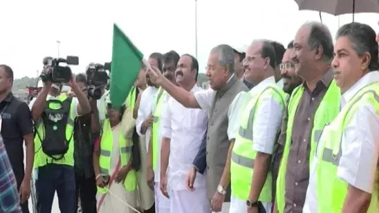 വിഴിഞ്ഞം തുറമുഖത്ത് ആദ്യ കപ്പൽ തീരം അണഞ്ഞു;സ്വീകരിച്ച് മുഖ്യമന്ത്രി