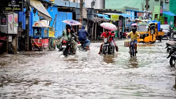 ചെന്നൈയില്‍ കനത്ത മഴക്ക് ശമനം; വിമാന,മെട്രോ സര്‍വീസുകള്‍ പുനസ്ഥാപിച്ചു, മരണം എട്ടായി