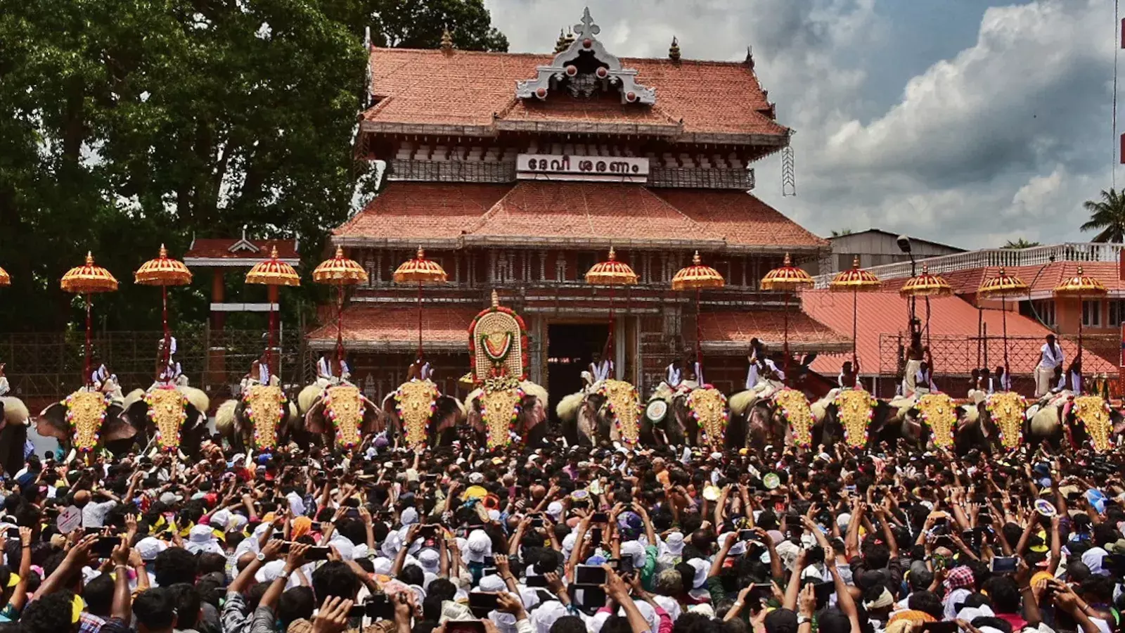 തൃശൂർ പൂരത്തിന് വടക്കുന്നാഥക്ഷേത്രത്തിൽ ചെരുപ്പ് വിലക്കി ഹൈക്കോടതി 