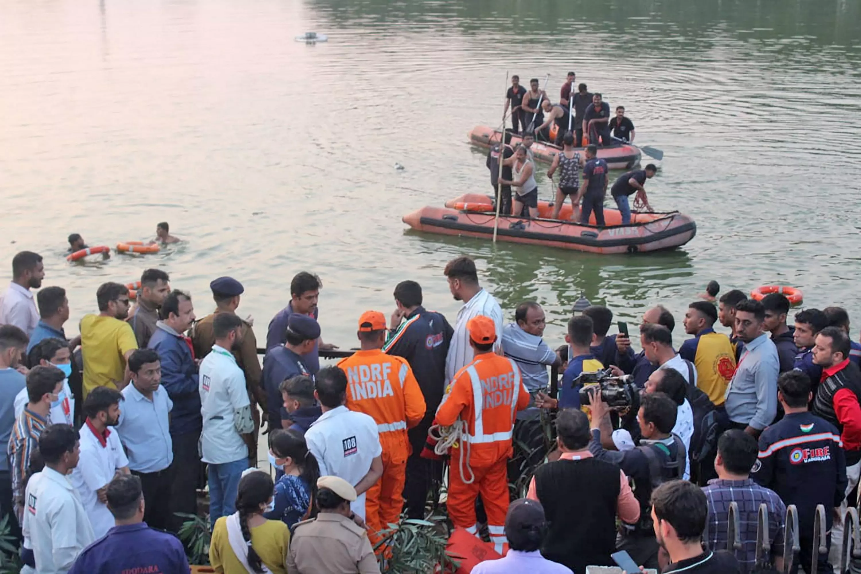 ഗുജറാത്തിലെ വഡോദരയിലുണ്ടായ ബോട്ട് അപകടം; മരണ സംഖ്യ 15 ആയി