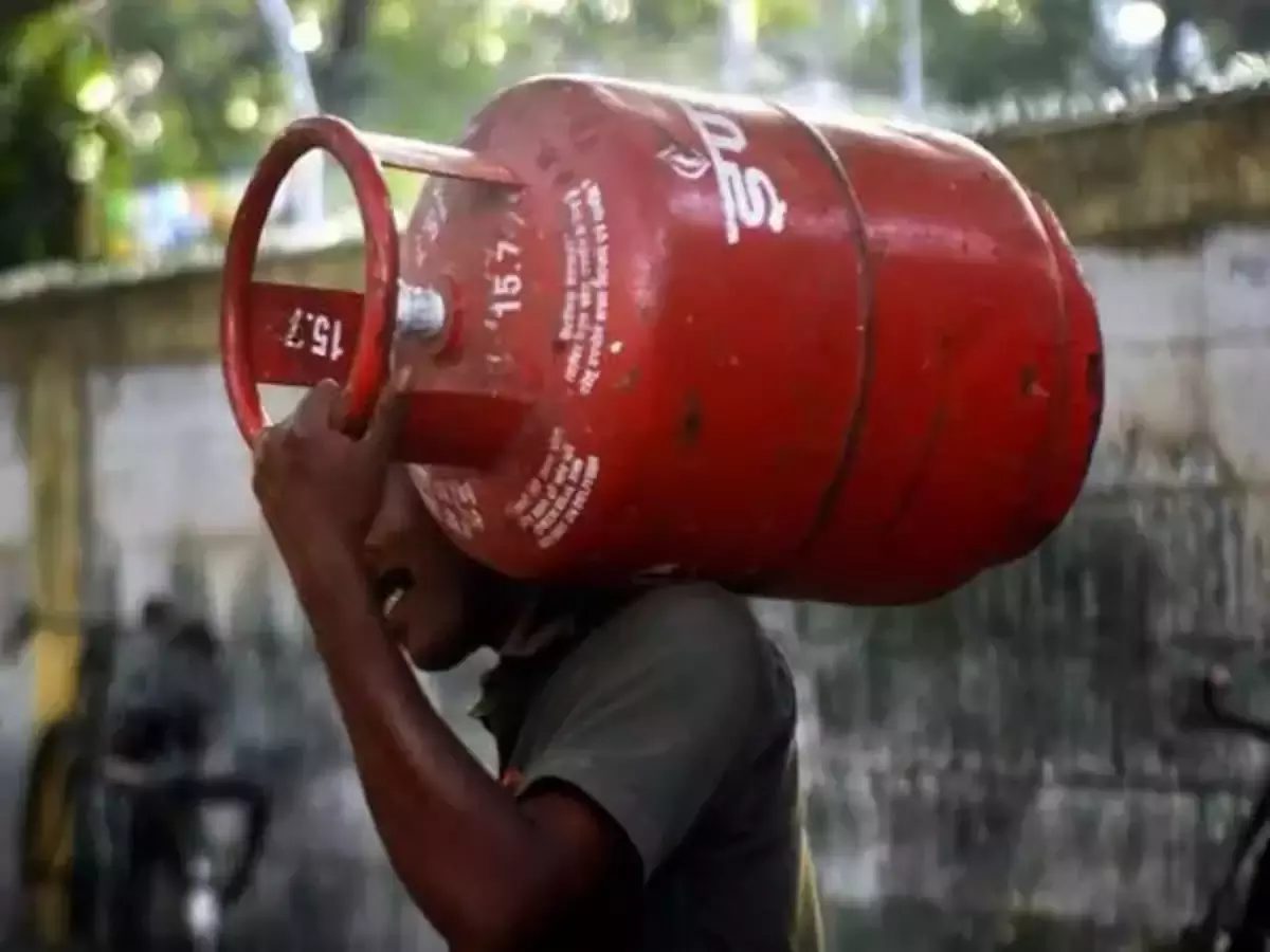 വാണിജ്യ സിലിണ്ടർ വില 19 രൂപ കുറച്ചു