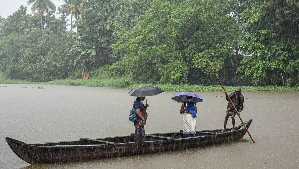 കേരളത്തിൽ അതിതീവ്ര മഴ; മൂന്ന് ജില്ലകളിൽ റെഡ് അലർട്ട്