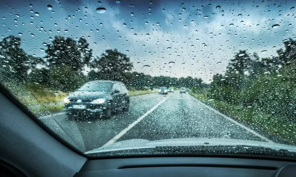 മഴക്കാലത്ത് വാഹനമോടിക്കുമ്പോൾ ശ്രദ്ധിക്കേണ്ട കാര്യങ്ങൾ; കുറിപ്പുമായി കേരളാ പൊലീസ്