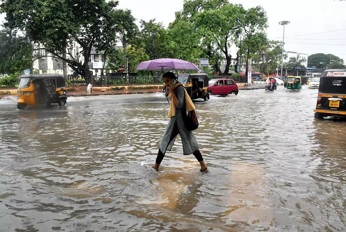 മഴ കനത്തു ; തിരുവനന്തപുരം ജില്ലയിലെ പല ഇടങ്ങളിലും വെള്ളം കയറി