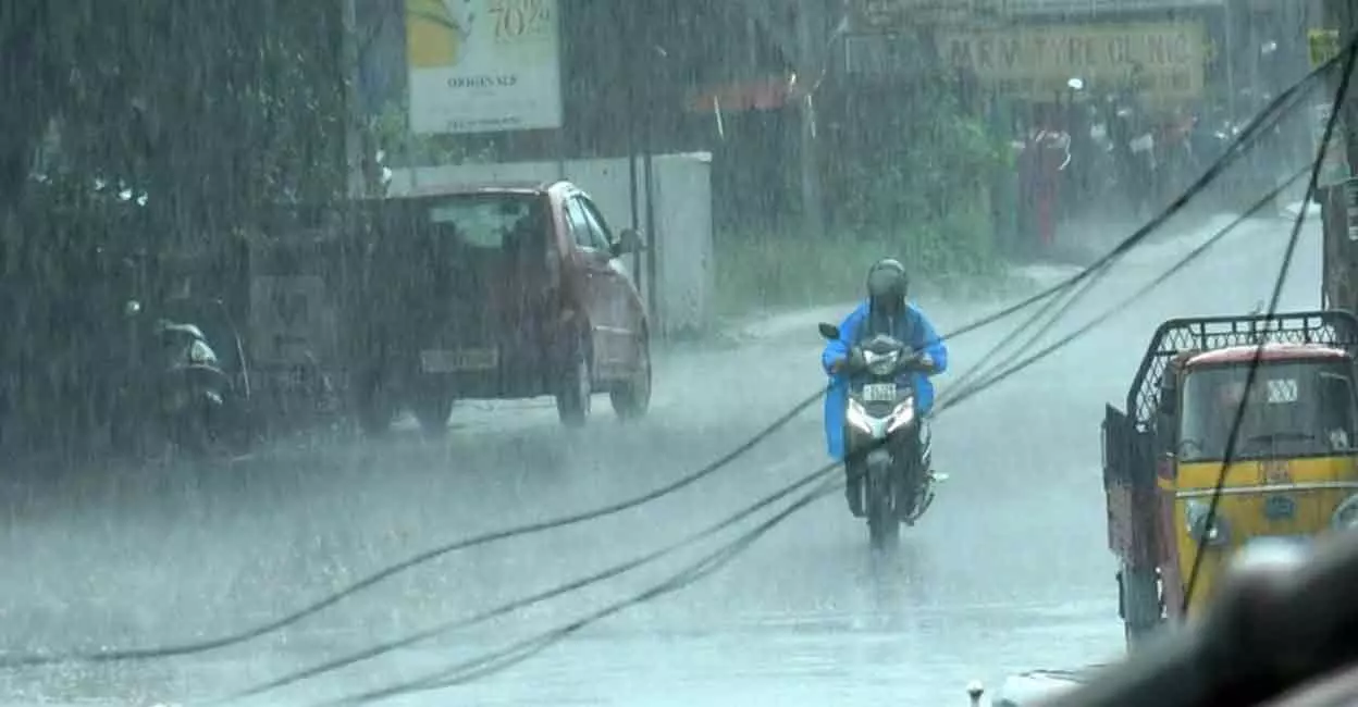 കേരളത്തിൽ മഴ മുന്നറിയിപ്പ് പുതുക്കി ; ഒറ്റപ്പെട്ടയിടങ്ങളിൽ മഴ കനക്കും , അതിതീവ്ര മഴ മുന്നറിയിപ്പില്ല