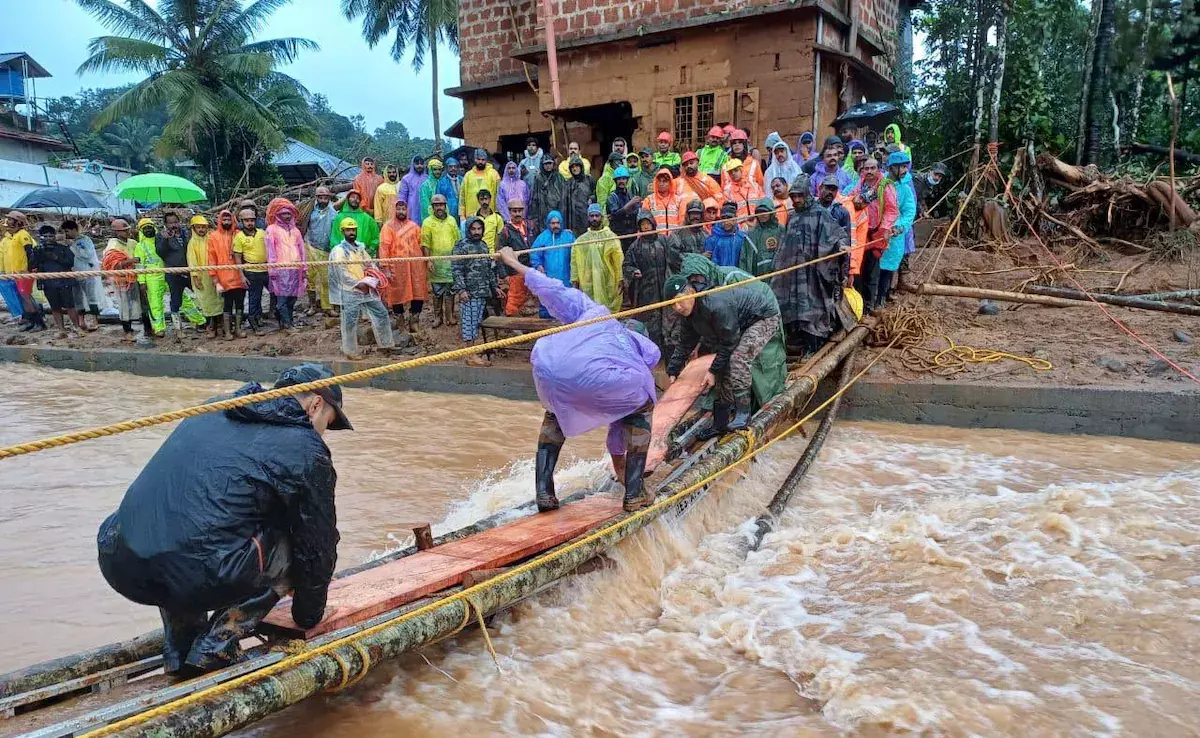 വയനാട്ടിലെ പുഞ്ചിരിമട്ടത്തും മുണ്ടക്കൈയും പരിശോധന ; ബെയ്‌ലി പാലത്തിനടത്തും കുഴിക്കുന്നു