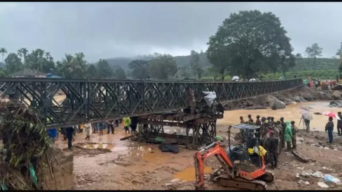 വയനാട് ദുരന്തമേഖലയിൽ സൈന്യം നിർമിച്ച ബെയ്‌ലി പാലം തുറന്നു; വാഹനം കടത്തി വിട്ടു