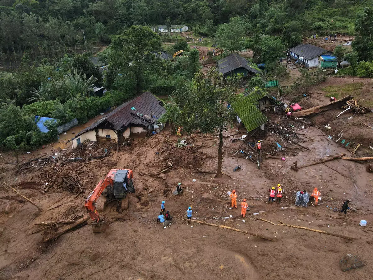 മണ്ണിനടിയിൽ ജീവന്റെ തുടിപ്പ് ; നിർത്തി വച്ച റഡാർ പരിശോധന വീണ്ടും തുടങ്ങി, നിരച്ചിലിന് നിർദേശം നൽകിയത് മുഖ്യമന്ത്രിയുടെ ഓഫീസ്