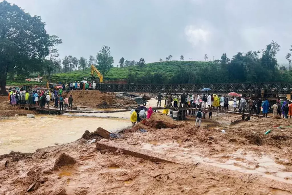 ഉരുൾപൊട്ടലിൽ തകർന്ന പാലം പുതുക്കിപ്പണിയാതെ കൈവരി നിർമ്മിക്കാൻ ശ്രമം;  പ്രതിഷേധവുമായി നാട്ടുകാർ