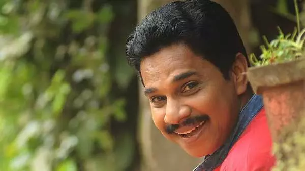 സ്വന്തമായി വീടില്ല... ഇപ്പോഴും ഒരു കുഞ്ഞായിട്ടില്ല..., എന്നിട്ടും എല്ലാവരെയും ചിരിപ്പിക്കാൻ ശ്രമിക്കുന്നു; വിനോദ് കോവൂർ