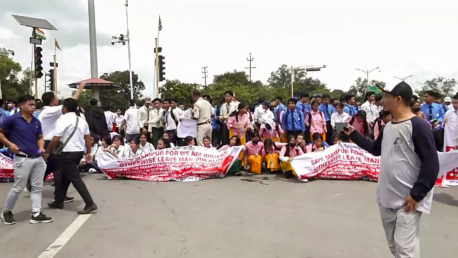 മണിപ്പുരിലെ വിദ്യാർഥി പ്രക്ഷോഭം ശക്തം; സംസ്ഥാനം വിട്ട് ഗവർണർ