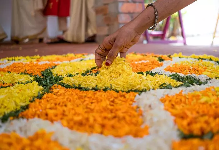 ഒരുമയുടെയും സാഹോദര്യത്തിന്റേയും ഉത്സവമായ പൊന്നിൻ തിരുവോണത്തെ വരവേറ്റ് മലയാളികൾ