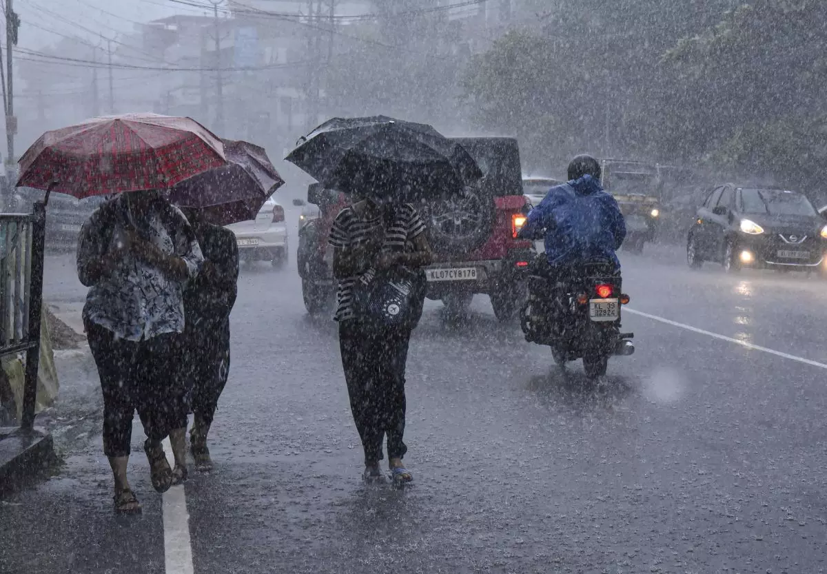 കേരളത്തിൽ വരും ദിവസങ്ങളിൽ മഴ കനക്കും; ഇടിമിന്നൽ, ഓറഞ്ച് അലർട്ട് അടക്കം മുന്നറിയിപ്പ്