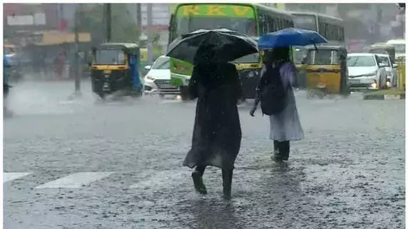 കേരളത്തിൽ ഇന്നും ഒറ്റപ്പെട്ട മഴയ്ക്ക് സാധ്യത; ആറു ജില്ലകളിൽ യെല്ലോ അലർട്ട്, കള്ളക്കടൽ മുന്നറിയിപ്പ്