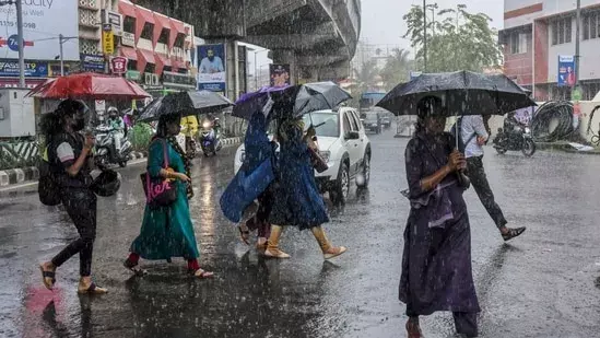 കേരളത്തിൽ മഴ തീവ്രമാകുന്നു; നാലുജില്ലയിൽ ഓറഞ്ച് അലർട്ട്, കാസർകോട് ഒഴികെ യെല്ലോ അലർട്ട്