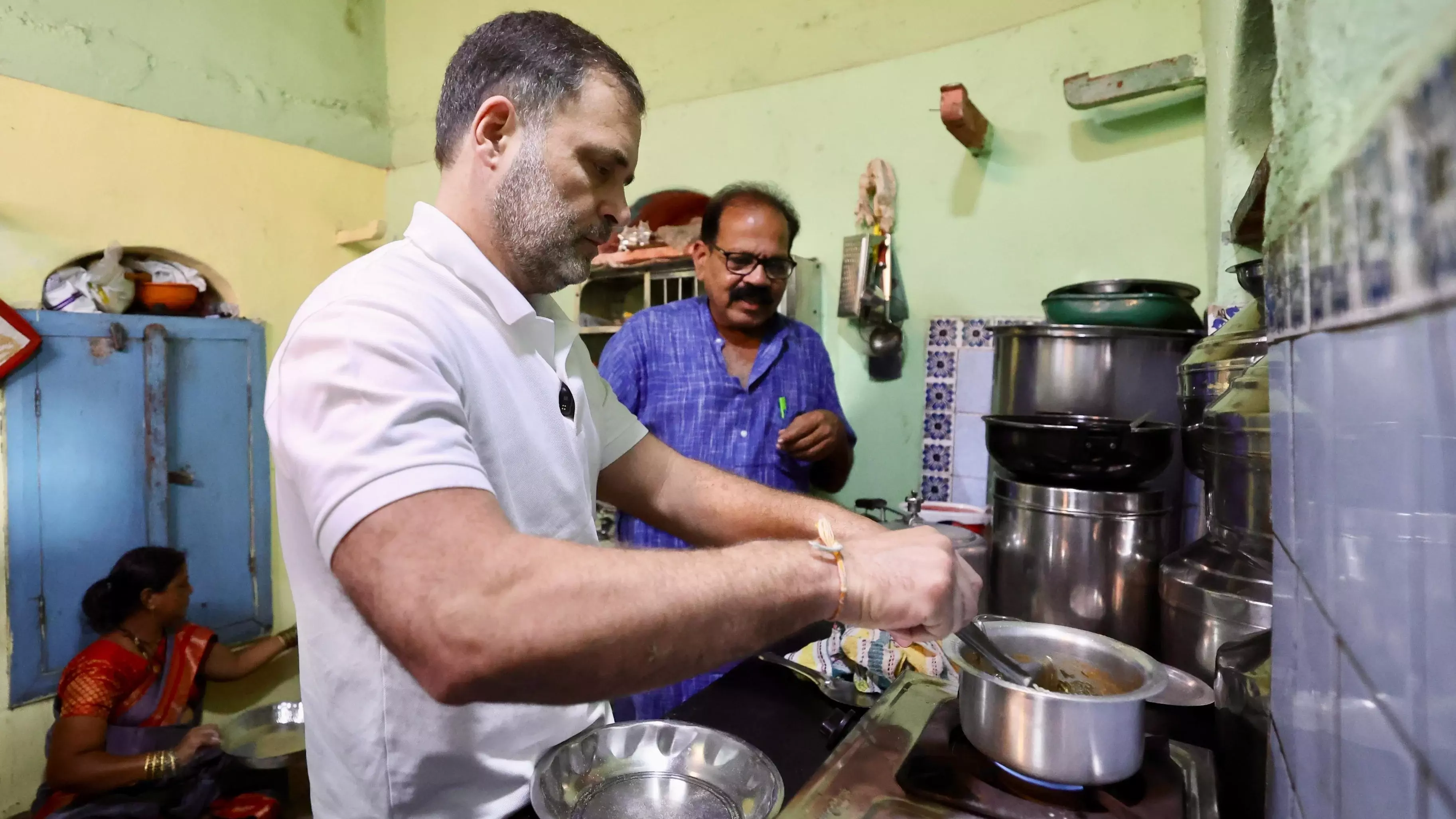 മഹാരാഷ്ട്രയിലെ ദലിത് കുടുംബത്തോടൊപ്പം സമയം ചിലവിട്ട് രാഹുൽ ഗാന്ധി; ഹർഭര്യാഞ്ചി ഭജി പാകംചെയ്ത് കഴിച്ചു