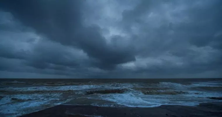 മലപ്പുറം, കണ്ണൂർ ജില്ലകളിൽ അതിശക്ത മഴ മുന്നറിയിപ്പ്; കള്ളക്കടൽ പ്രതിഭാസത്തിന് സാധ്യത; കേരള തീരത്ത് റെഡ് അലർട്ട്