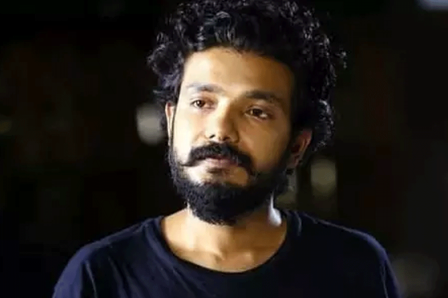 ബൈക്ക് യാത്രികനെ ഇടിച്ചിട്ട ശേഷവും  കാര്‍ നിര്‍ത്തിയില്ല; ശ്രീനാഥ് ഭാസിക്ക് എതിരെ കേസ് എടുത്ത് പൊലീസ്