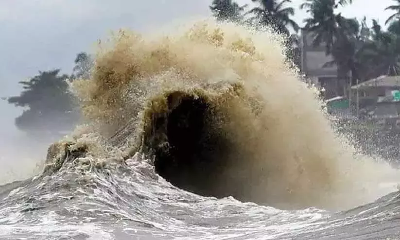 കേരളത്തിലെ തീരദേശ ജില്ലകളിൽ ഓറഞ്ച് അലർട്ട്; കളളക്കടൽ പ്രതിഭാസത്തിനും സാദ്ധ്യതയുണ്ടെന്ന് മുന്നറിയിപ്പ്