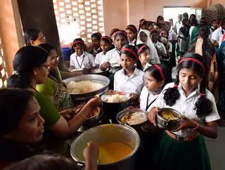 സ്കൂള്‍ ഉച്ചഭക്ഷണത്തില്‍ പച്ചക്കറികളും പഴവർഗങ്ങളും നിർബന്ധം, സർക്കുലർ ഇറക്കി വിദ്യാഭ്യാസ വകുപ്പ്