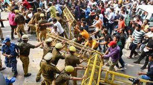 പിഎസ്‍സി പരീക്ഷ സമയം മാറ്റണമെന്ന് ആവശ്യം; യുപിയിൽ സംഘർഷം