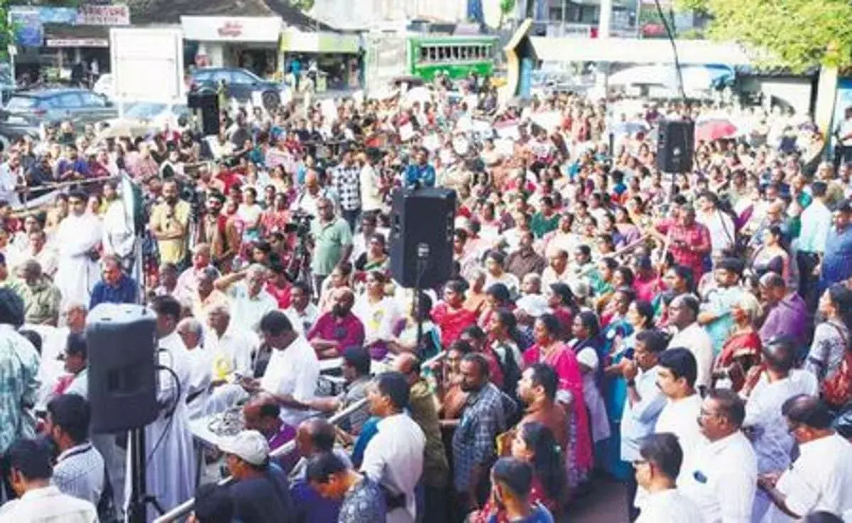 മുനമ്പം ഭൂമി പ്രശ്നം ; സകല നിയമവശങ്ങളും പരിശോധിച്ച് വിശദമായ റിപ്പോർട്ട് സർക്കാരിന് കൈമാറും