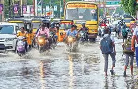 തമിഴ്നാട്ടിൽ കനത്ത മഴ തുടരുന്നു; 16 ജില്ലകളിൽ ഓറഞ്ച് അലർട്ട്: 12 ജില്ലകളിൽ സ്കൂളുകൾക്ക് അവധി