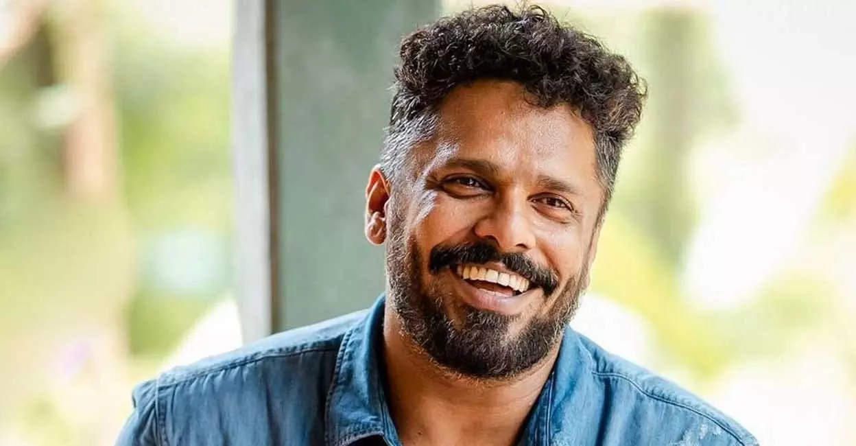 ആഷിഖ് അബുവിനെതിരെ പ്രൊഡ്യൂസേഴ്സ് അസോസിയേഷന് പരാതി നൽകി നിർമാതാവ്; കിട്ടാനുള്ളത് രണ്ട് കോടിയിലധികം