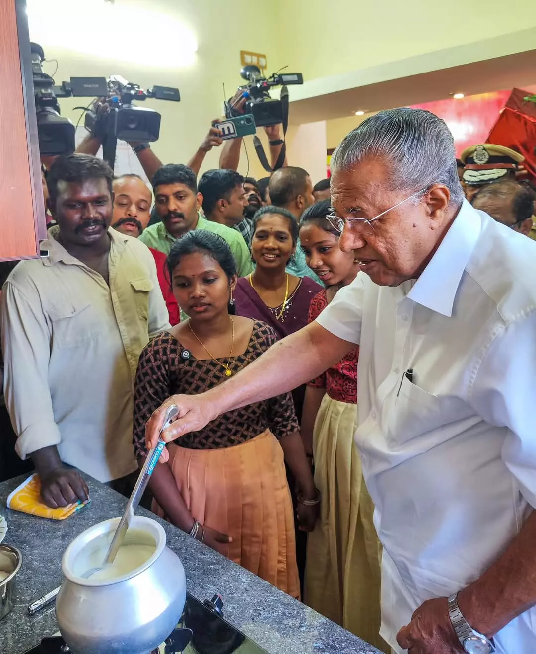 മുഖ്യമന്ത്രിയുടെ സുരക്ഷാ ജീവനക്കാരുടെ കൂട്ടായ്മയിൽ വീടൊരുങ്ങി ; പാലുകാച്ചൽ ചടങ്ങ് നിർവഹിച്ച് മുഖ്യമന്ത്രി പിണറായി വിജയൻ