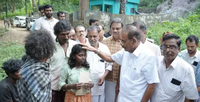 നിലമ്പൂരിൽ കാട്ടാന ആക്രമണത്തിൽ കൊല്ലപ്പെട്ട മണിയുടെ കുടുംബത്തെ സന്ദർശിച്ച് മന്ത്രി എ.കെ ശശീന്ദ്രൻ ; ധനസഹായം കൈമാറി