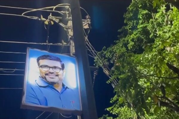 ഹൈമാസ് ലൈറ്റുകളിൽ എംഎൽഎമാരുടെ ചിത്രം നീക്കാൻ ഉത്തരവ്; രാജ്മോഹൻ ഉണ്ണിത്താനെതിരെയും പരാതി